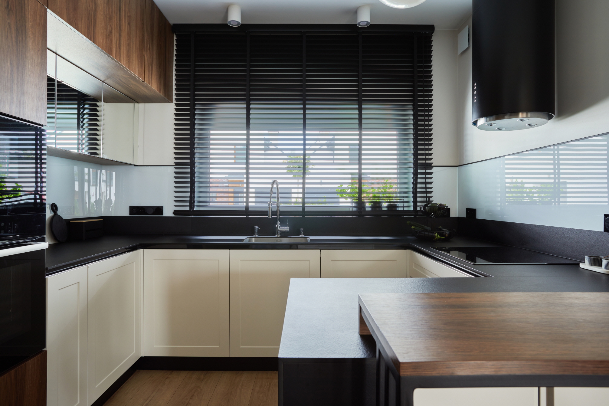 Pairing a black countertop with a white backsplash highlights the boldness of both colors, creating a striking aesthetic in your kitchen.
