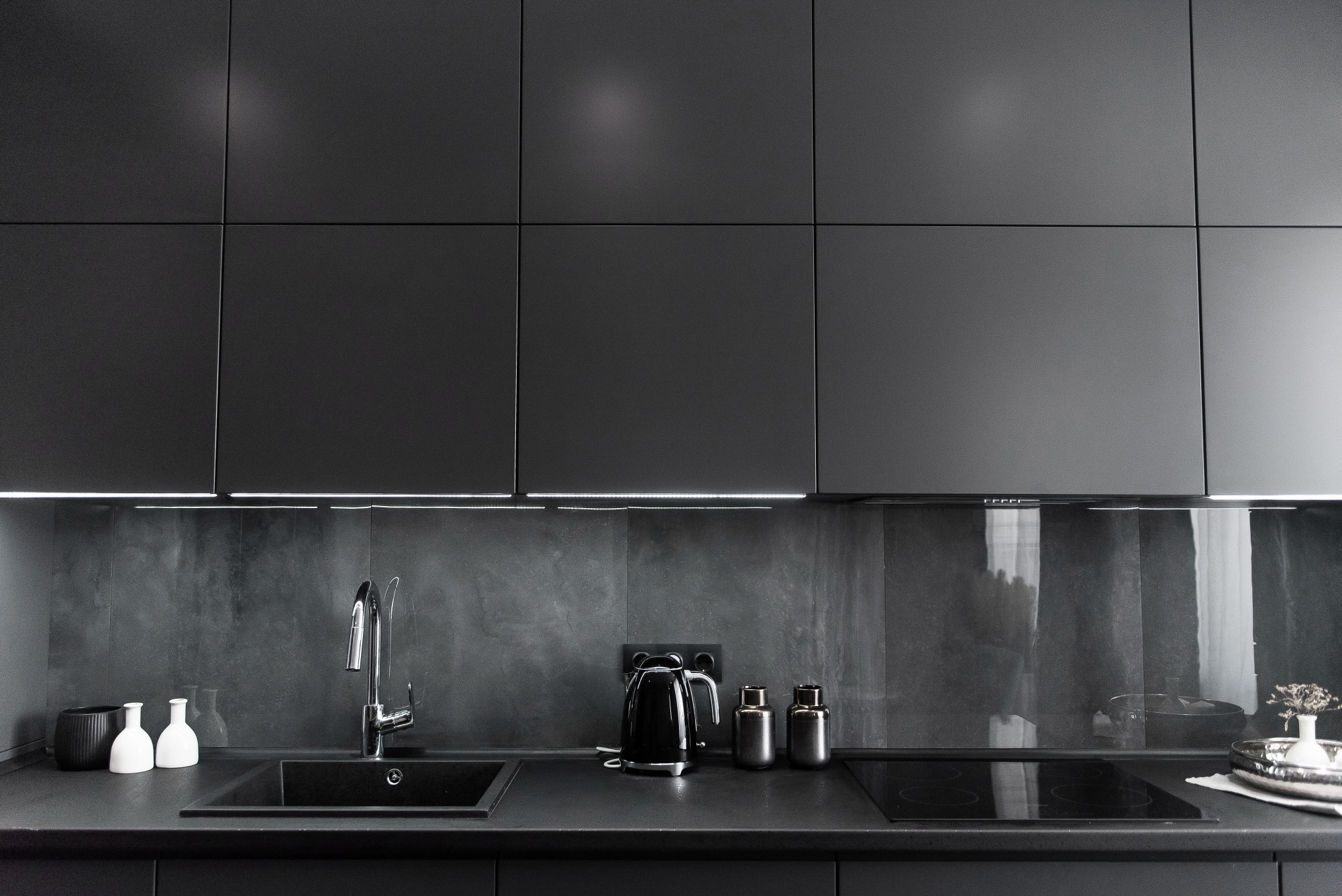 The combination of black and gray palettes brings a sleek, modern touch to your kitchen.